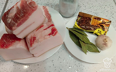 Свиное сало нарежьте на небольшие кусочки, примерно 15 на 15 сантиметров, можно на ваше усмотрение. Уложите в емкость не слишком плотно, желательно в один ряд. Если количество сала больше, то можете уложить в 2 и 3 ряда. Соответственно, рассола тоже понадобится больше. 