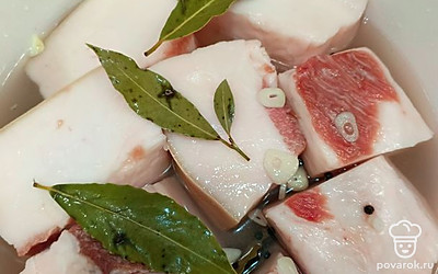 Рассол приготовьте заранее, чтобы он успел остыть. Вода, соль, перец, лавровый лист кипятите минут 5 до полного растворения соли. Как соль растворится, снимите с огня. Заложите чеснок, нарезанный слайсами, и оставьте до полного остывания.