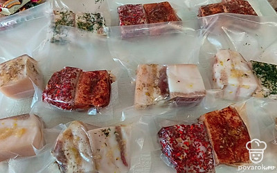 Через неделю достаньте сало из рассола и просушите полотенцем. Сало можете обмазать любимыми приправами, как на фото. Это копченая паприка, приправа универсальная, чеснок и укроп, чеснок и черный молотый перец. 