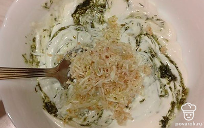 Приготовьте соус для промазывания коржей. Смешайте майонез, измельченный чеснок и зелень, я брала укроп.