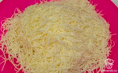 Сыр натрите на мелкой терке. 