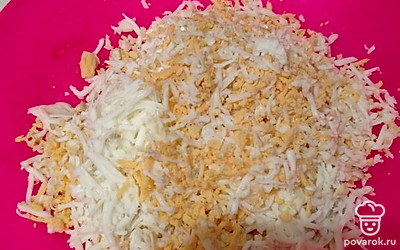 Яйца тоже натрите на мелкой терке.