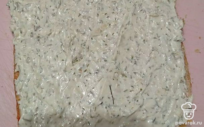 Начните сборку тортика. Корж смажьте соусом из майонеза, чеснока, зелени.
