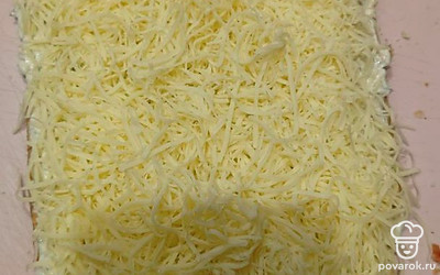 Посыпьте тертым сыром. 