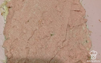 Положите второй корж, смажьте соусом. Распределите размятую печень трески.