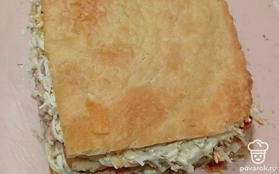 Верх тортика накройте четвертым коржом, промазывая его соусом.