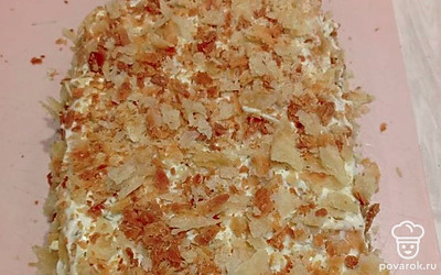 Украсьте закуску крошкой от коржей. Уберите в холодильник на пару часов.