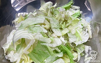 Для приготовлени салата использую разную зелень. В глубокую миску насыпьте промытый салат айсберг.