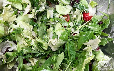 Салат посолите, поперчите по вкусу, заправьте 2-3 ложками майонеза и перемешайте. Салат должен получиться в меру сухим, чтобы потом на тарелке он не расплывался.