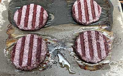 Котлеты для бургеров посолите, поперчите по вкусу и обжарьте на гриле или сковороде до готовности. Я жарила на гриле на пергаменте без масла по 3-4 минуты с каждой стороны.