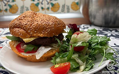 На тарелку выложите салат и бургер. Готово!