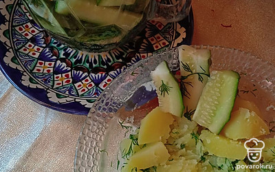 Подавайте овощную закуску с картофелем. 