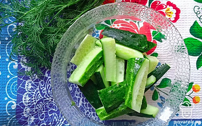 Огурцы помойте и нарежьте дольками. Чеснок очистите. Укроп вымойте и нашинкуйте не слишком мелко. 