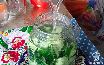 Вскипятите воду с солью и залейте огурцы. Оставьте на 12 часов при комнатной температуре. Затем уберите в холодильник. 