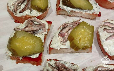 Разложите гренки на тарелку и подавайте к столу. Приятного аппетита!