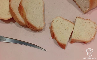 Батон нарежьте дольками. Каждую дольку разрежьте пополам. Если батон узкий, можете целиком оставлять кусочек. 