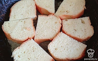 На растительном масле обжарьте каждый кусочек хлеба с обеих сторон. Томите до румяной корочки.