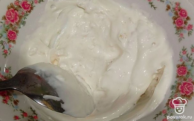 В тарелке смешайте майонез. Количество майонеза регулируйте по своему вкусу и количеству гренок.