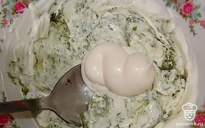 Добавьте любимую зелень, я брала укроп. Чеснок измельчите любым удобным способом и добавьте в майонезную смесь.
