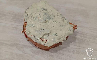 На каждый кусочек поджаренного батона намажьте майонезный соус. Количество рассчитывайте на свой вкус.