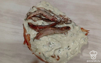 С одного края гренки выложите шпроты. Шпроты у меня попались мелкие, поэтому пришлось класть несколько штук. Если крупные, достаточно одной или даже половины рыбки.