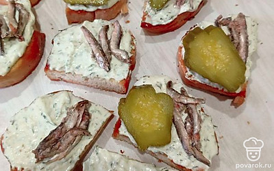 На другой край бутерброда положите кусочек маринованного огурца.