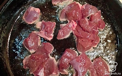 Нарежьте, обжарьте на сковороде печень. 