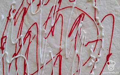 Лист тортильи смажьте майонезом и томатной пастой. 