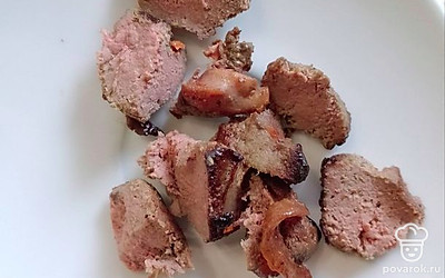 Нарежьте печень. 