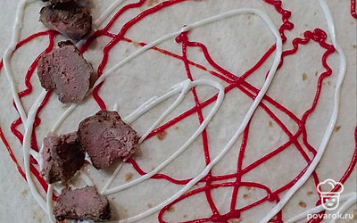 Выложите печень на тортилью. 