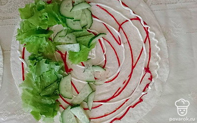 Нашинкуйте огурцы, выложите их следующим слоем. 