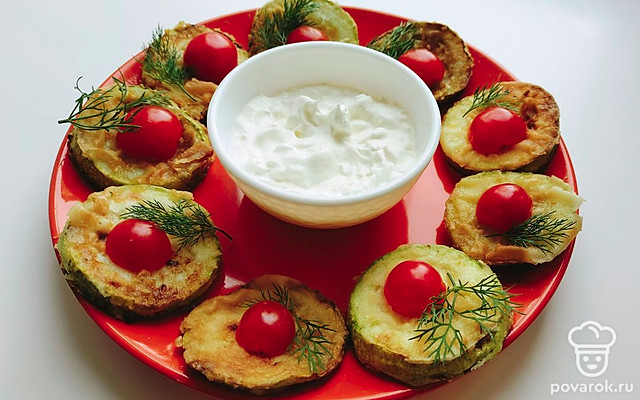 Жареные кабачки с помидорами черри и чесночно-сметанным соусом — Рецепт с фото