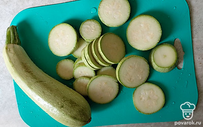Помойте и нарежьте кабачки кружочками. Посолите и добавьте перец по вкусу. 