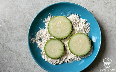 Каждый кружок кабачка обмакните в муку с двух сторон. 