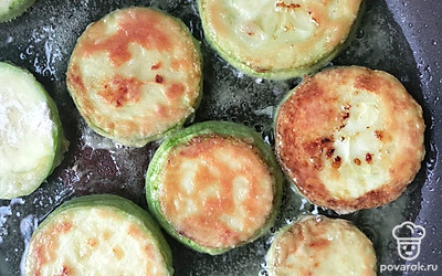 Отправьте кабачки на разогретую сковороду с растительным маслом. Жарьте до золотистой корочки с двух сторон.