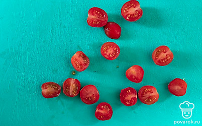 Помойте и разрежьте помидоры черри на две части. 