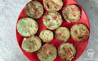 Выложите кабачки на удобную посуду.