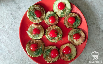 Украсьте свежим укропом и помидорами.