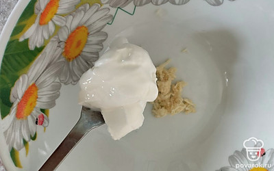 Выдавите чеснок и смешайте его со сметаной. Добавьте соль по вкусу. Соус готов.