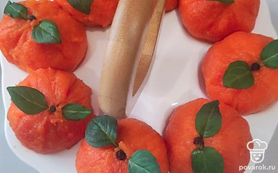 Украсьте мандаринки листиками базилика и черным горошком. Вкусная и сочная закуска готова. Приятного аппетита! 