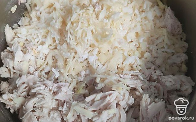 Смешайте мелко нарезанную вареную грудку, натертый на мелкой терке сыр и белок. По вкусу добавьте соль, перец (можно добавить чеснок). 