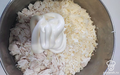 Заправьте майонезом и хорошо перемешайте. 