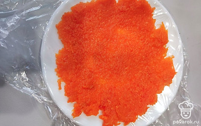 Отварную морковь натрите на мелкой терке, блюдце застелите пленкой. На пленку тонким слоем намажьте морковь. 