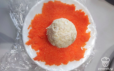 Из полученной смеси (шаг 2), сформируйте шарик. Выложите на морковь в центр. 