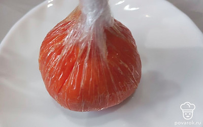 Аккуратно сформируйте шар. Освободите от пленки.