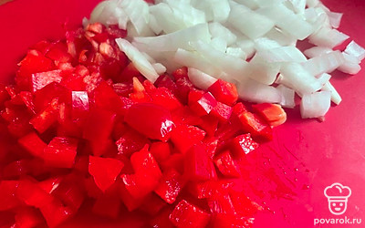 Перец и лук нарежьте мелкими кубиками. 