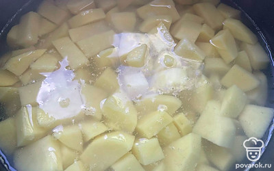 Картофель очистите. Нарежьте и отварите в подсоленной воде. 
