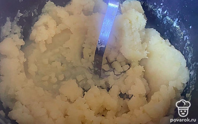 Из картофеля сделайте пюре.1/3 пюре отделите и смешайте с мелко натертым сыром. 