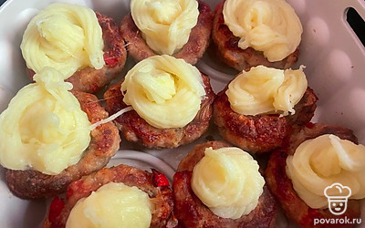 Извлеките шарики из духовки и наполните корзинки пюре с сыром. Отправьте снова в духовку при 160 градусах на 10 минут. 