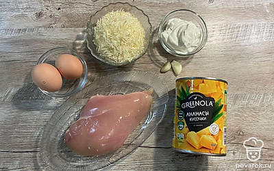 Подготовьте все ингредиенты. Вместо майонеза я использую смесь из сметаны и соуса «Цезарь». Я беру пармезан, но можно использовать и любой другой сыр.